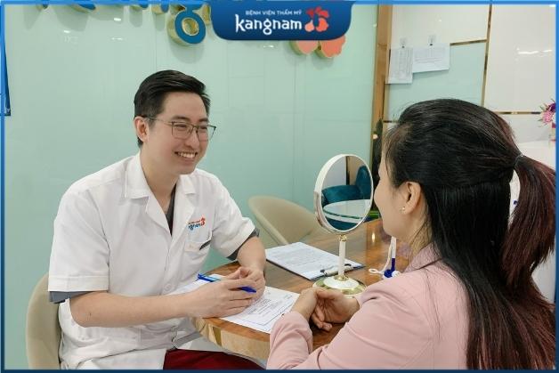 Cận cảnh khách hàng được bác sĩ Kangnam thăm khám lên phương pháp tạo hình môi hoàn mỹ