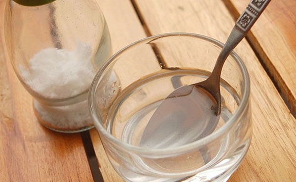 vệ sih môi bằng nước muối