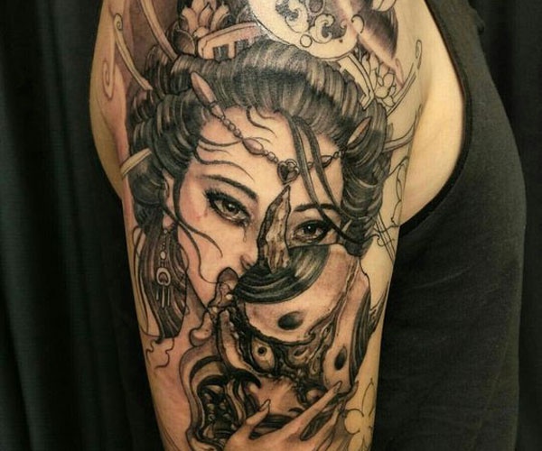geisha và mặt quỷ tattoo