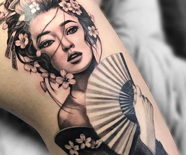 hình tattoo geisha cầm quạt
