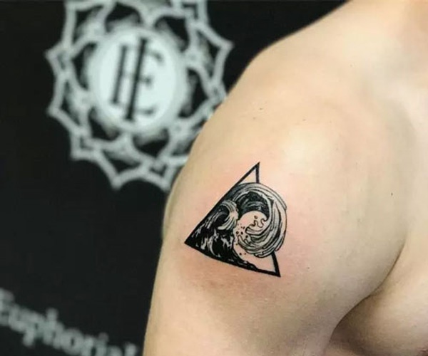hình tattoo tam giác sóng biển