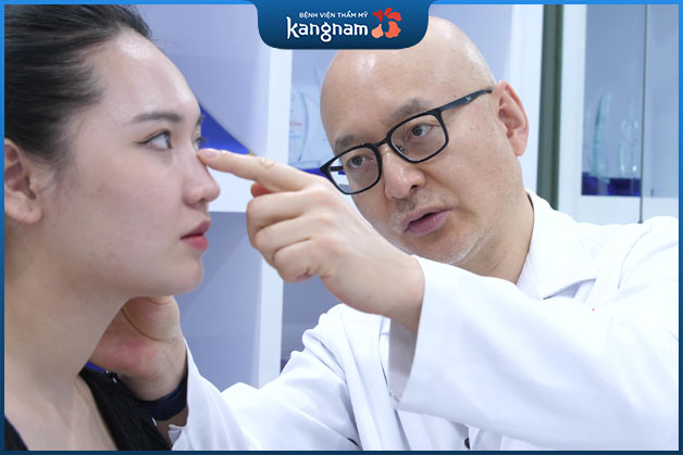 Bác sĩ tư vấn nâng mũi
