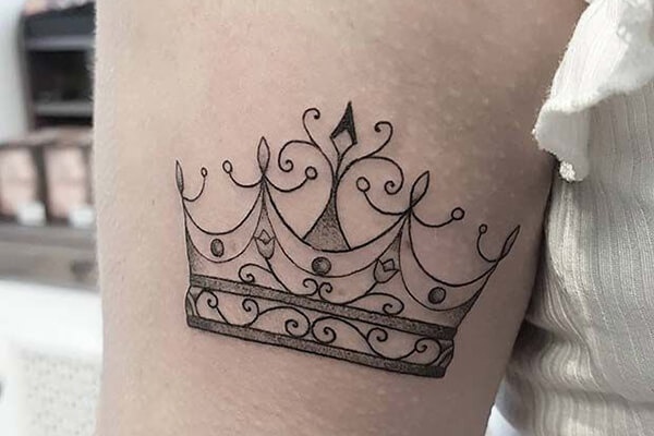 Crown tattoo: Bạn là người đầy quyền lực và tự tin? Hãy thể hiện điều đó với một chiếc hình xăm Crown đẹp mắt. Khám phá những hình ảnh họa tiết độc đáo và phong phú liên quan đến Crown trên trang web của chúng tôi.