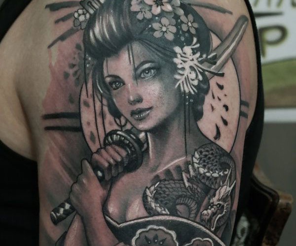 tattoo geisha cầm kiếm đẹp