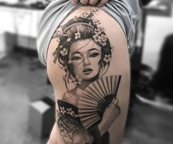 tattoo geisha cầm quạt