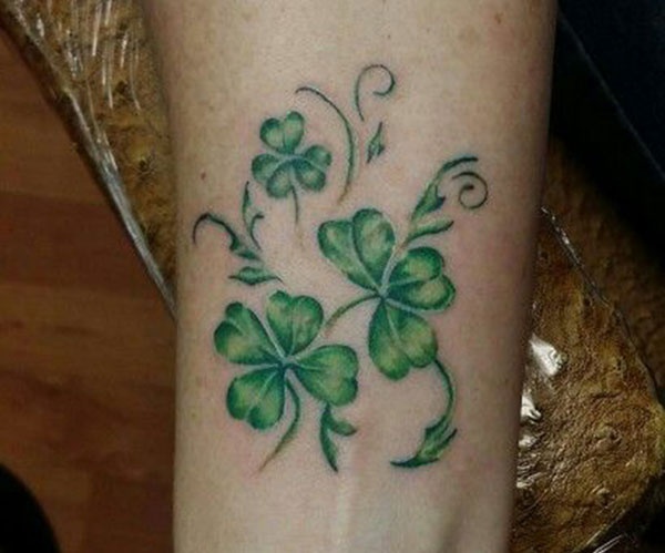 tattoo hình cỏ 3 lá ở chân