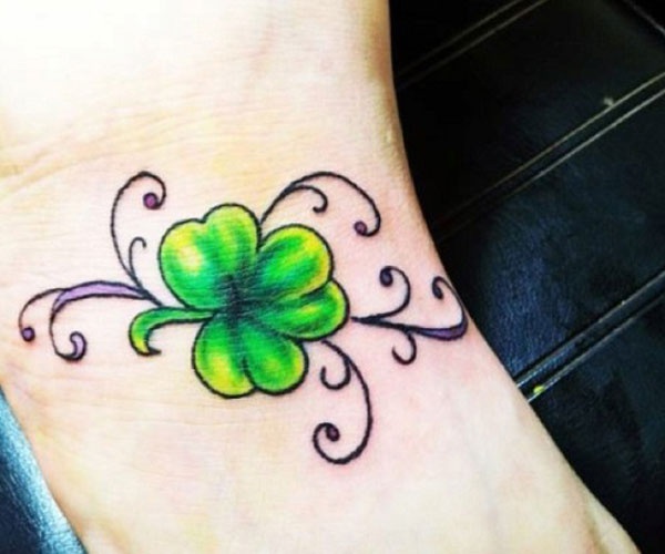 tattoo hình cỏ 3 lá ở tay