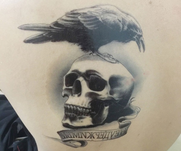 tattoo hình đầu lâu con quạ