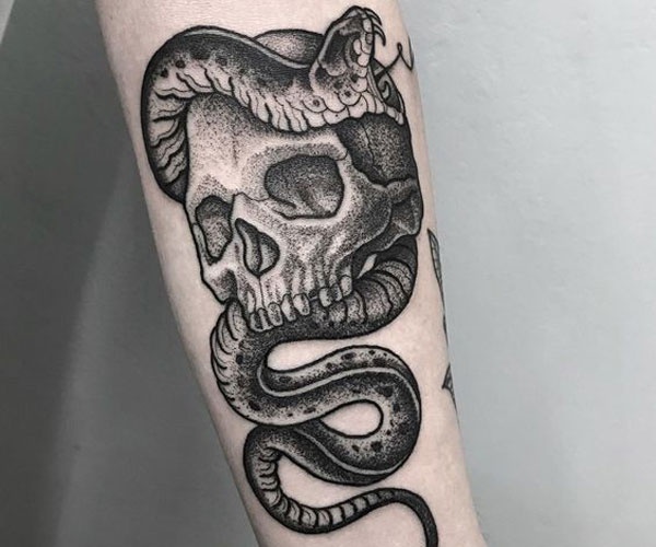 tattoo hình đầu lâu và rắn