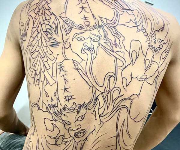 tattoo hình hắc bạch vô thường kín lưng