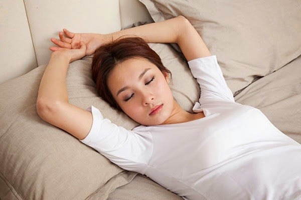tư thế ngủ sau nâng ngực