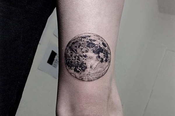 full moon tattoo chân thực