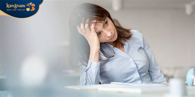 Khi căng thẳng quá độ cũng làm ảnh hưởng đến gan gây ra mụn trên trán 