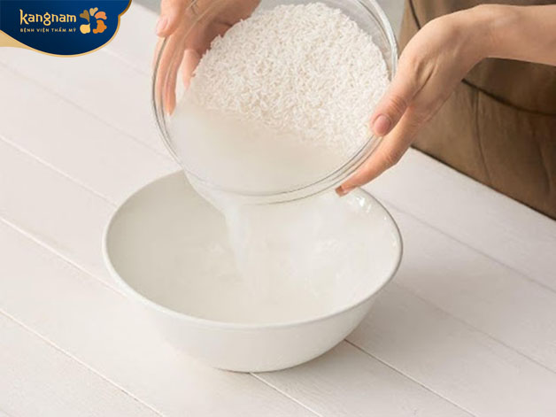 Nước vo gạo không chỉ điều trị mụn trứng cá mà còn giúp da sáng bật tông