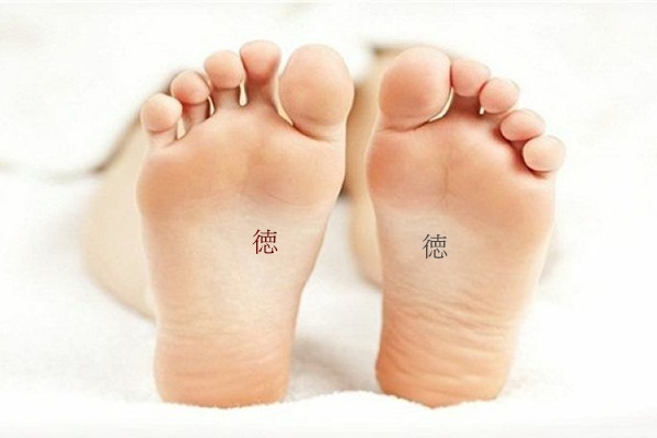 tattoo chữ đức ở chân