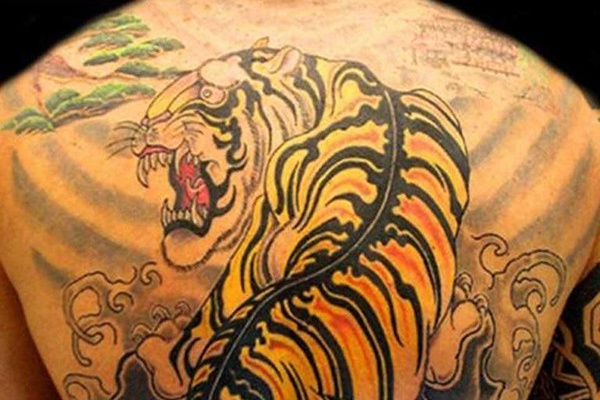 tattoo hổ lên núi độc đáo