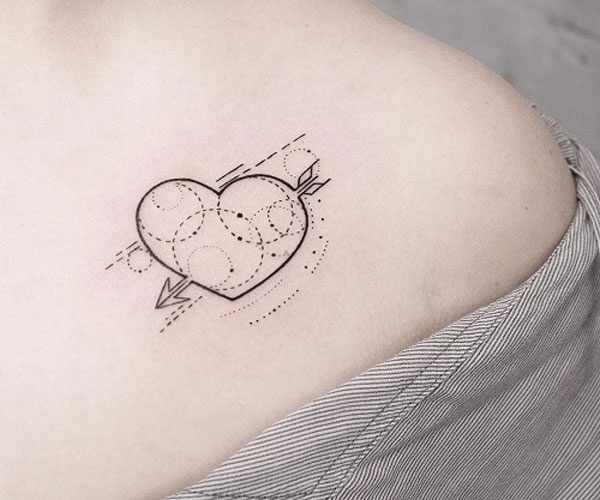 tattoo mũi tên xuyên tim mini