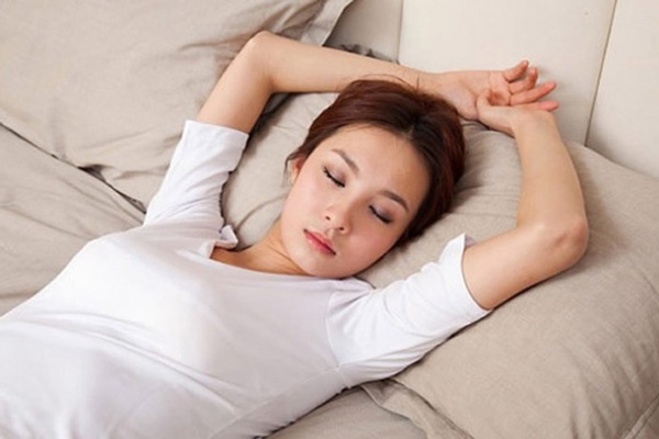 tư thế ngủ sau nâng ngực