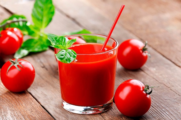 uống nước cà chua ép