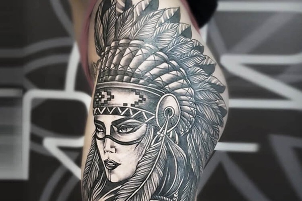 Schönes Mädchen-Tattoo der Ureinwohner