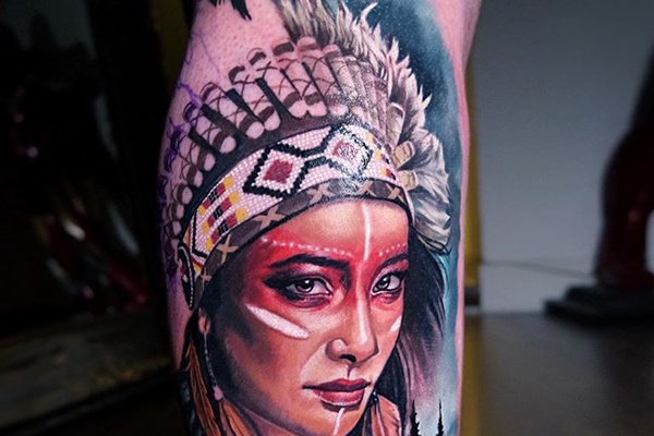 Tattoo schönes Mädchen der Ureinwohner
