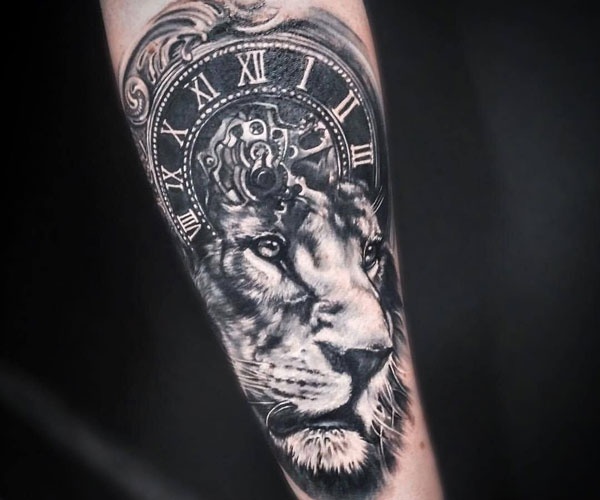 tattoo hình sư tử đồng hồ