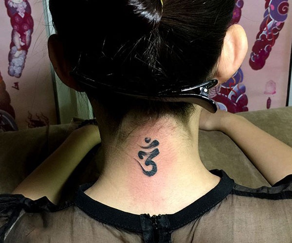 hình tattoo chữ om sau gáy 