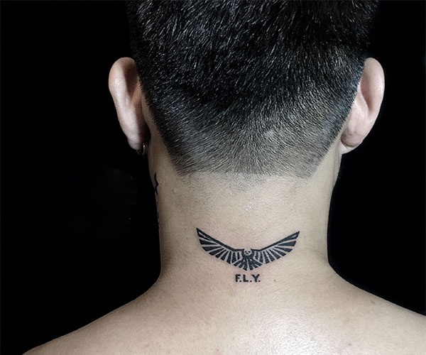 hình tattoo đôi cánh sau gáy 