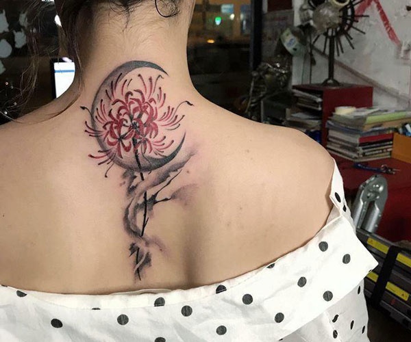 hình tattoo hoa bỉ ngạn sau gáy