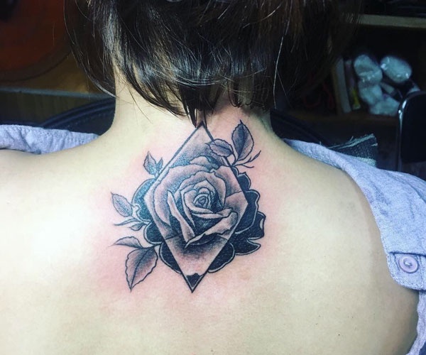 hὶnh tattoo hoa hồng sau gáy 