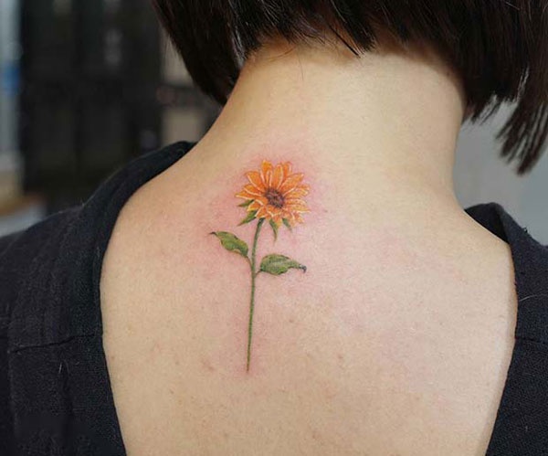 hὶnh tattoo hoa hướng dương sau gáy 