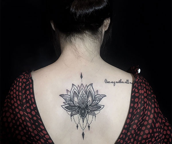 hὶnh tattoo hoa sen sau gáy 