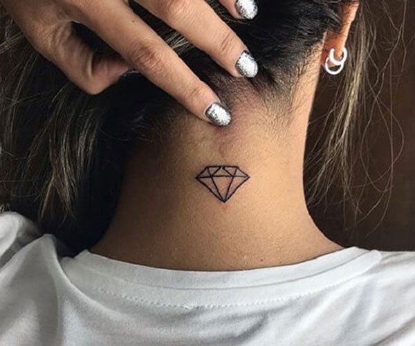 hình tattoo kim cương sau gáy 