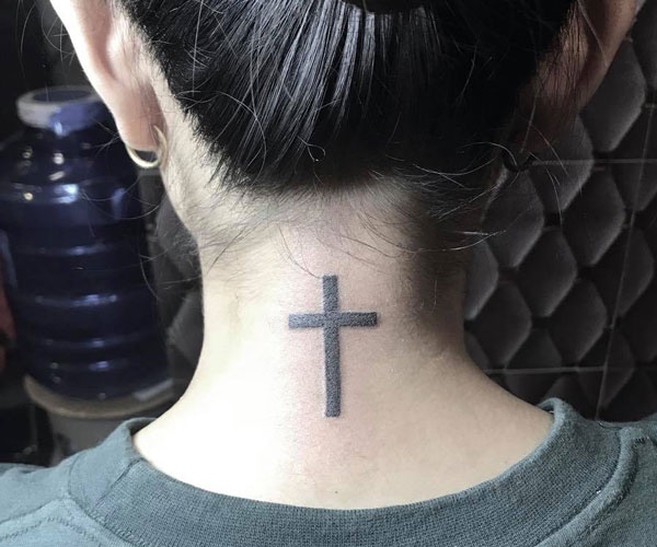 hình tattoo thánh giá sau gáy 