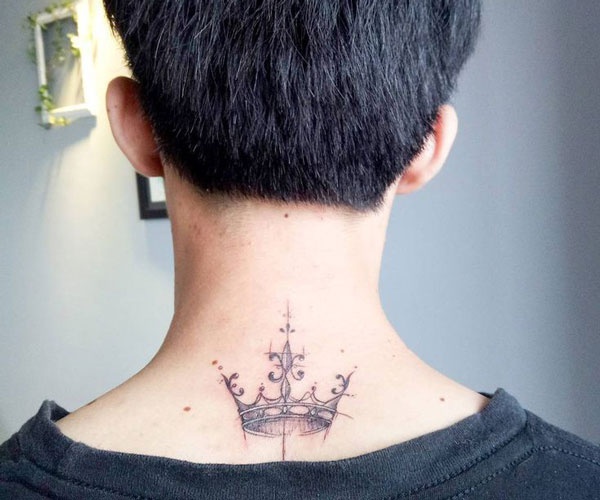 tattoo hoa bỉ ngạn sau gáy xinh