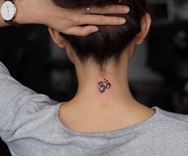 hình tattoo chữ om sau gáy