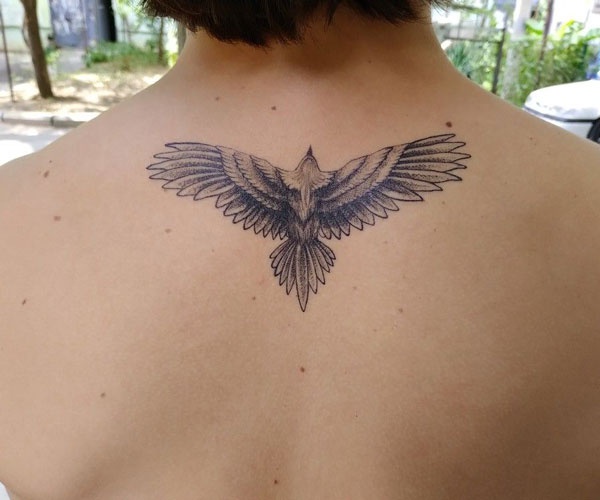 tattoo đại bàng sau gáy độc đáo