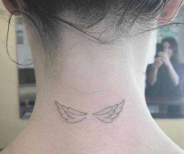 tattoo đôi cánh sau gáy mini