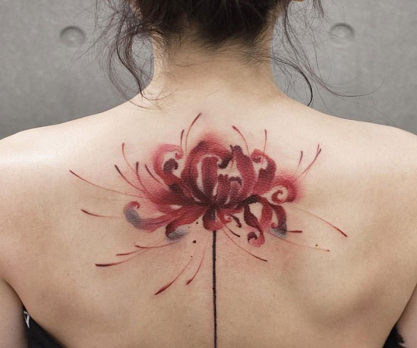 tattoo hoa bỉ ngạn sau gáy 