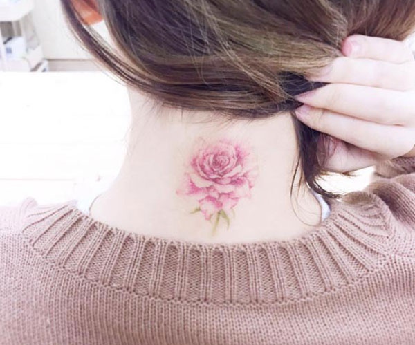 tattoo hoa hồng sau gáy đẹp