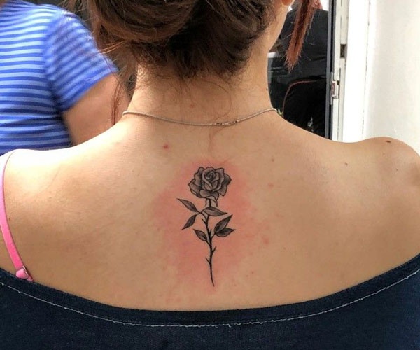 tattoo hoa hồng sau gáy đẹp