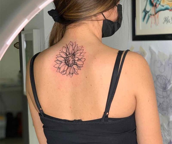 tattoo hoa hướng dương sau gáy mini