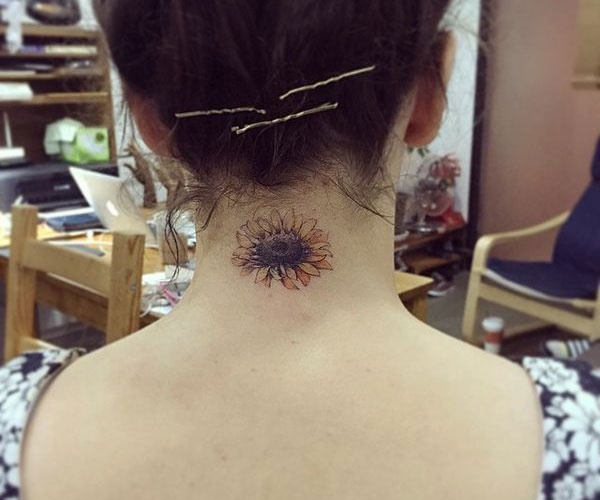tattoo hoa hướng dương sau gáy 