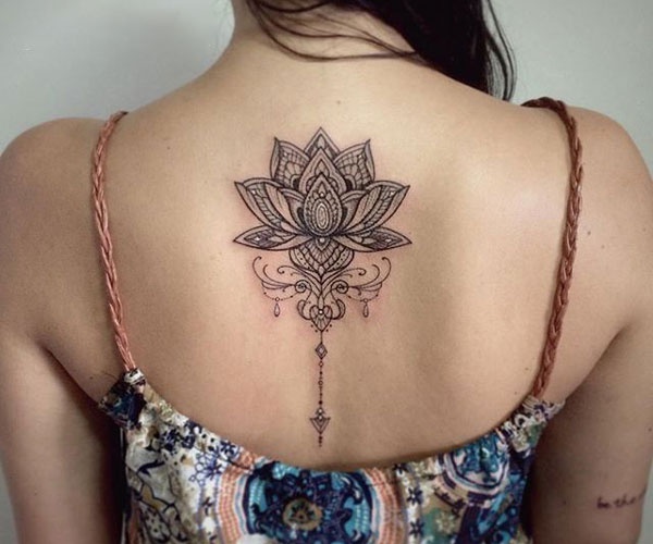tattoo hoa sen sau gáy