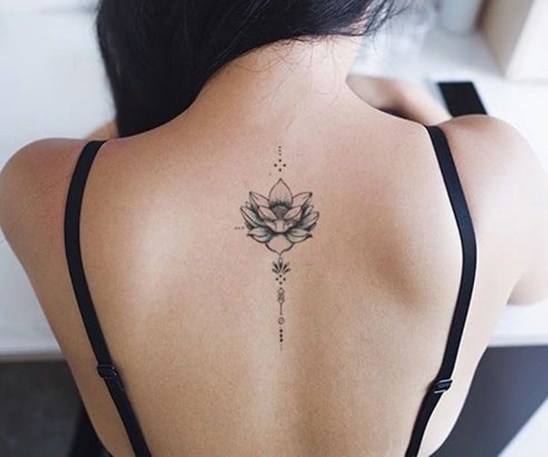 tattoo hoa sen sau gáy độc đáo