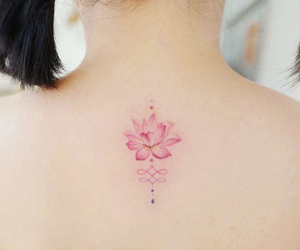 hình tattoo hoa sen sau gáy