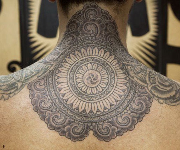 tattoo hoa văn sau gáy