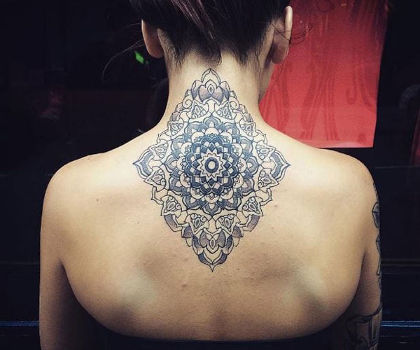 tattoo hoa vӑꞑ sau gáy độc đáo