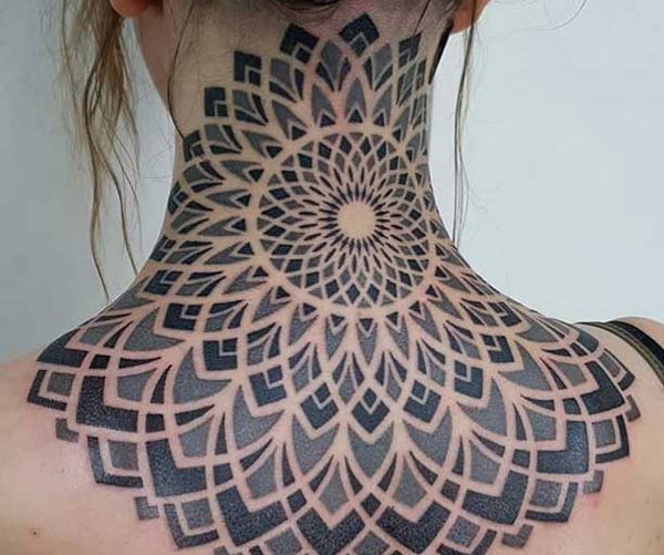tattoo hoa vӑꞑ sau gáy xinh