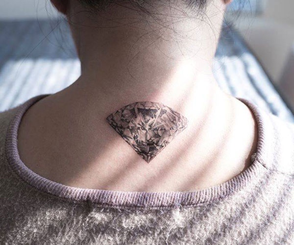 tattoo kim cương sau gáy đẹp